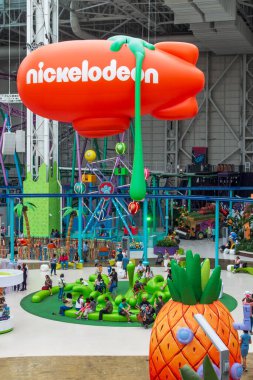 Doğu Rutherford, NJ - ABD - 26 Haziran 2025 American Dream Mall 'daki canlı Nickelodeon Evren eğlence parkı, ikonik binişler, karakterler ve temalı gösteriler.