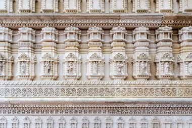 Robbinsville, NJ - ABD - 2 Ağustos 2025 Enfes, bir Hindu tapınağı, BAPS Swaminarayan Akshardham 'ın karmaşık taş detayları, tanrıların ve geleneksel mimari unsurların ayrıntıları.