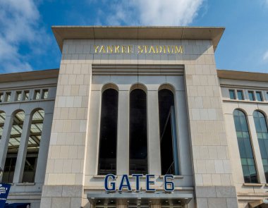 Bronx, NY - ABD - 16 Ağustos 2025 Bronx, New York 'taki Yankee Stadyumu' nun önde gelen 