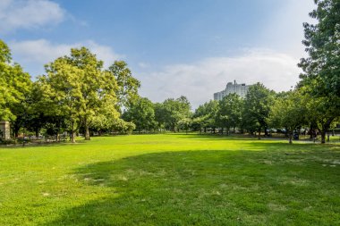 Bronx, New York - 16 Ağustos 2025 Joyce Kilmer Park 'ın yeşil çimenliği, adını şair Joyce Kilmer' dan alan Bronx yeşil alanı, Lorelei Çeşmesi ve Louis J. Heintz Anıt Heykeli.