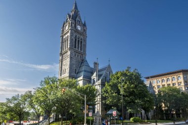 Bronx, New York - ABD - 16 Ağustos 2025 Yanki Stadyum Bilet Ofisi 'ne çift kapılı giriş, Yankees logoları ve yukarıdaki cesur TICKETS tabelası bilet satışları ve stadyum bilgileri sunuyor.