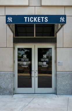 Bronx, New York - ABD - 16 Ağustos 2025 Yanki Stadyum Bilet Ofisi 'ne çift kapılı giriş, Yankees logoları ve yukarıdaki cesur TICKETS tabelası bilet satışları ve stadyum bilgileri sunuyor.