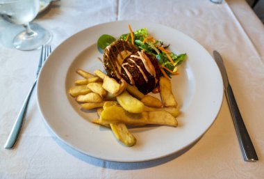 Mükemmel pişirilmiş bir İskoç yumurtası, bir İngiliz barı ve sosisli ete sarılmış haşlanmış yumurta, sonra da bol yağda kızartılmış piknik atıştırmalığı. Altın kızartma ve taze yeşil salata ile servis edilir..