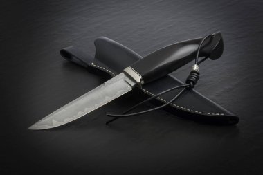 Siyah arka planda el yapımı avcı bıçağı..