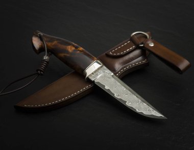 Siyah arka planda el yapımı avcı bıçağı..