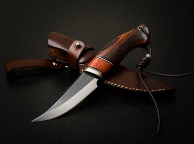 Siyah arka planda el yapımı avcı bıçağı..