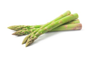 Beyaz arka planda taze yeşil kuşkonmaz