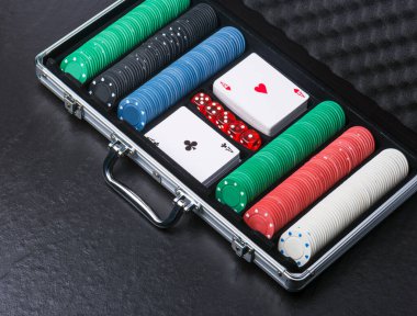 Beyaz arkaplanda izole edilmiş poker çipleri yığını