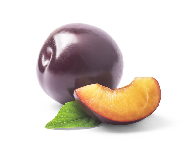 Слива фрукты с разрезанным пополам и зеленый лист изолированы на белом фоне.