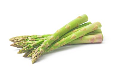 Beyaz arka planda taze yeşil kuşkonmaz