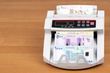 Sudan parası - Sayım makinesinde para basıyor