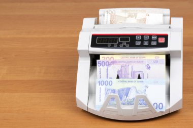 Sudan parası - Sayım makinesinde para basıyor