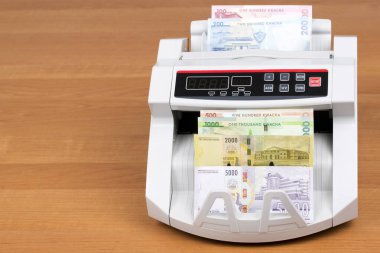 Malavi parası - kwacha - sayma makinesinde yeni banknotlar serisi