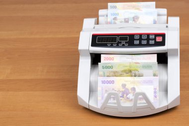 Orta Afrika devletlerinin parası - Sayma makinesinde frank
