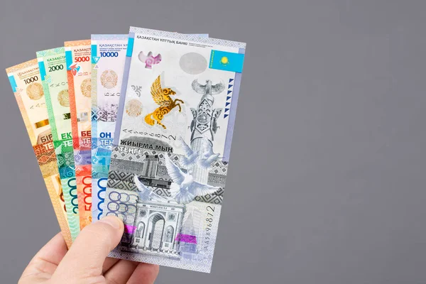 Kazašské Peníze Ruce Šedém Pozadí — Stock fotografie