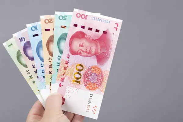 Çin Parası Renminbi Gri Bir Arka Planda Elinde Yuan — Stok fotoğraf