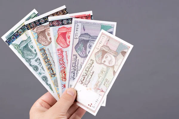 Velho Dinheiro Omani Rial Mão Fundo Cinza — Fotografia de Stock