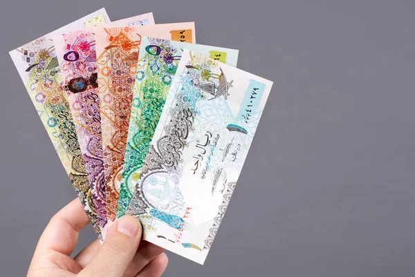 Dinheiro Qatari Riyal Mão Fundo Cinza — Fotografia de Stock