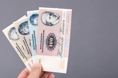 Eski Danimarka parası - taç - gri arka planda elinde