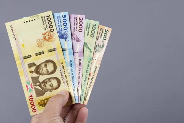 Burundian parası - Gri arka planda el frangı