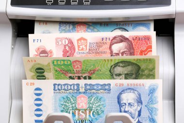 Çekoslovak parası - bir sayma makinesinde koruna