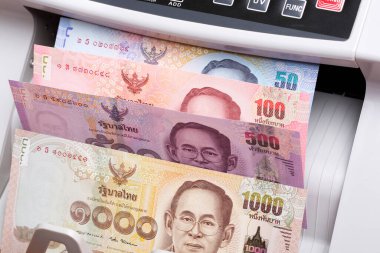 Tayland parası - sayma makinesinde baht