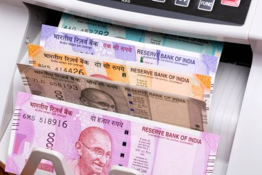 Hindistan parası - sayım makinesinde rupi