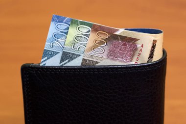 Kenya parası - siyah cüzdanda bir şilin