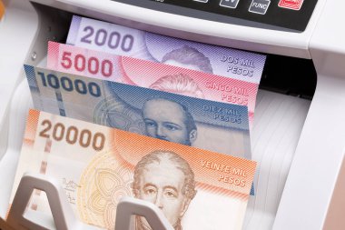 Şili parası - sayım makinesinde peso