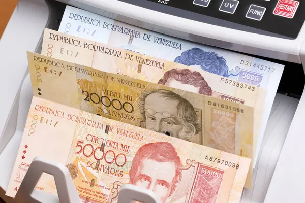 Eski Venezuela parası - sayma makinesinde Bolivar