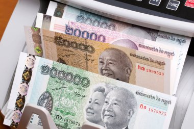 Kamboçya parası - sayma makinesinde isyan