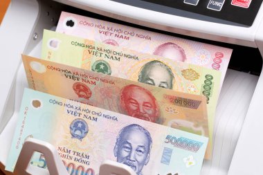Vietnam parası - sayım makinesinde dong