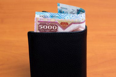 Kazakistan parası - siyah cüzdanda onluk
