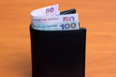 Yaşlı Kırgız parası - siyah cüzdanda bir şey