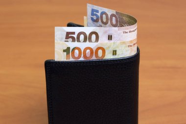 Hong Kong parası. Siyah cüzdanda bir dolar.