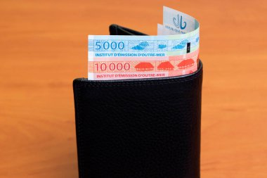 CFP parası - siyah cüzdanda frank