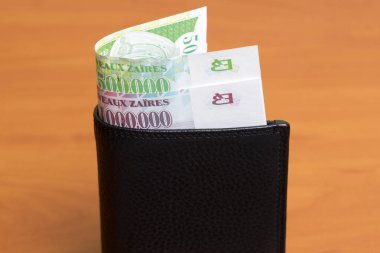 Zaire 'nin eski banknotları siyah cüzdanda.