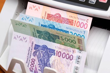 Orta Afrika parası - Sayım makinesinde CFA frankı