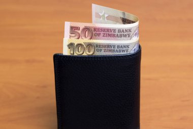 Zimbabve parası - siyah cüzdanda bir dolar