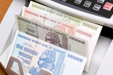 Zimbabve parası - sayma makinesinde dolar