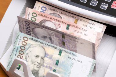 Ermeni parası - sayma makinesine yükle