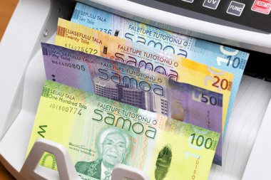 Samoa parası - sayma makinesinde tala