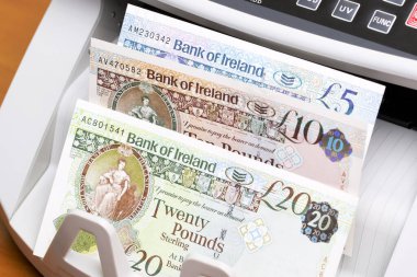 İrlanda parası - Sayım makinesinde pound