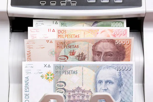 İspanyol parası - sayım makinesinde peseta