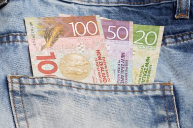 Yeni Zelanda parası - kot pantolonun cebinde dolar