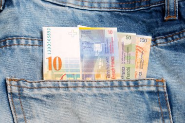 İsviçre parası - kot pantolonun cebinde frank