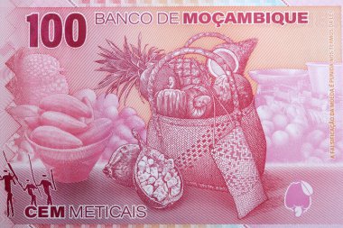 Mozambik parasından sepetler dolusu sebze ve meyve.