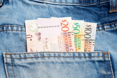 Doğu Karayip parası - kot pantolonun cebinde dolar