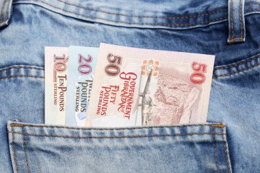 Gibraltar parası - kot pantolonun cebinde bir pound