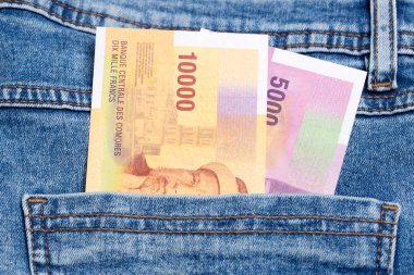 Komorian parası - kot pantolonun cebinde frank